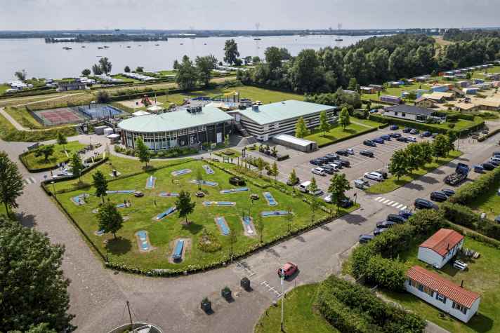 Represented more than 15 times in the Netherlands, the Molecaten
Molecaten Parks offer an extensive infrastructure for camping families - also directly on Lake Veluwe
