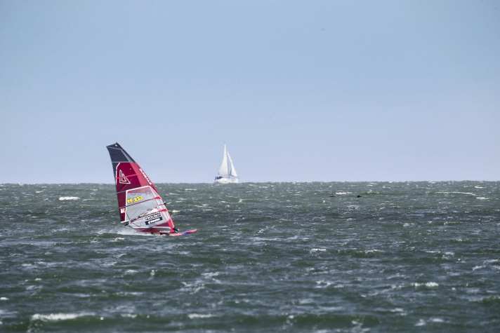 Freie Bahn am Spot Enkhuizen: Hier trifft man eher auf Segler als auf andere Windsurfer – auf dem Wasser und an Land.