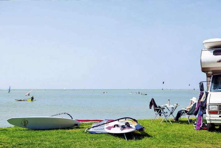 At the ‘Surferfeld’ at the Soal Beach Resort in Workum, you can park your ‘home’ right by the ‘lake’.