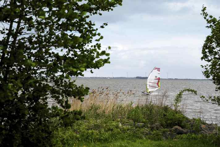 The Veluwemeer, which is mostly shallow throughout its width, is calmer and less exposed than the IJsselmeer (on the left) – an ideal area for safe long-distance sailing.