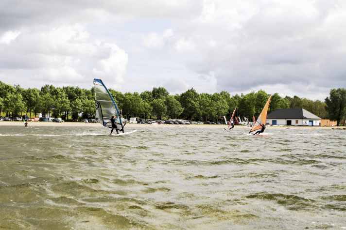 The narrow Veluwemeer really comes into its own when there’s a north-westerly wind, offering an endlessly long stretch of flat water. Here’s a lovely day at Horst beach.