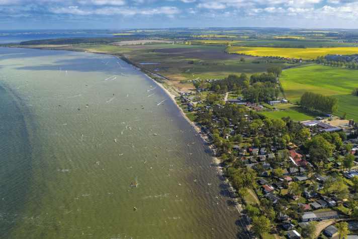The anchorage off the San Pepelone holiday village is vast. It offers all the facilities needed for day visitors or longer stays.