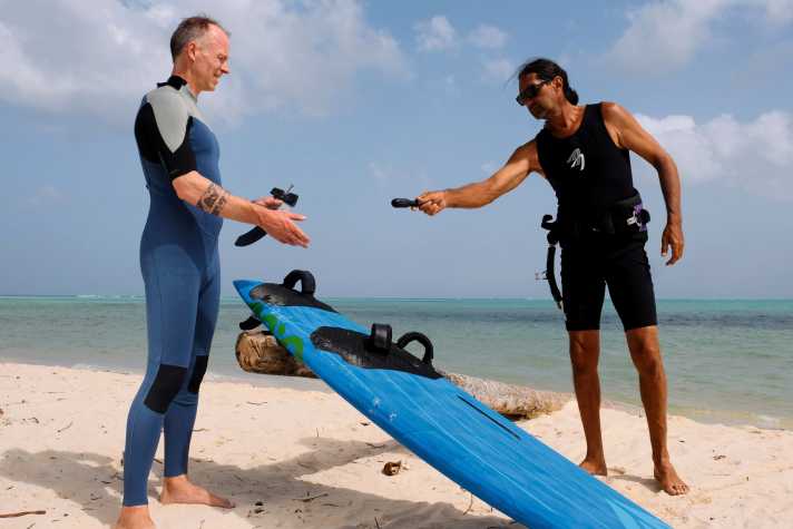 A short-sleeved wetsuit (ION Element 2/2) can be worn almost anywhere in summer. The thin Monoshorty (Ascan Monoshorty Thermoflex) is a good option as a lightweight one-piece in warm waters, and in winter it serves as a warm layer to wear under a thick long-sleeved wetsuit.