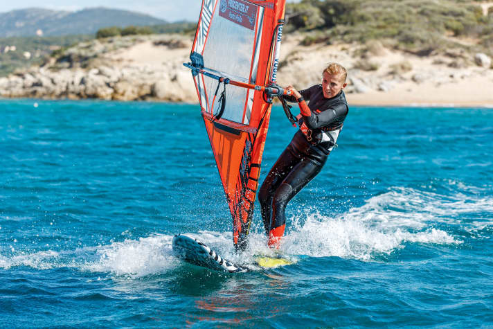 To avoid being pulled forwards into the water in gusts (11), you can pull the mast towards your body with your front hand and turn your shoulders forwards (10). This will also turn the sail (sheet out) and release the pressure.