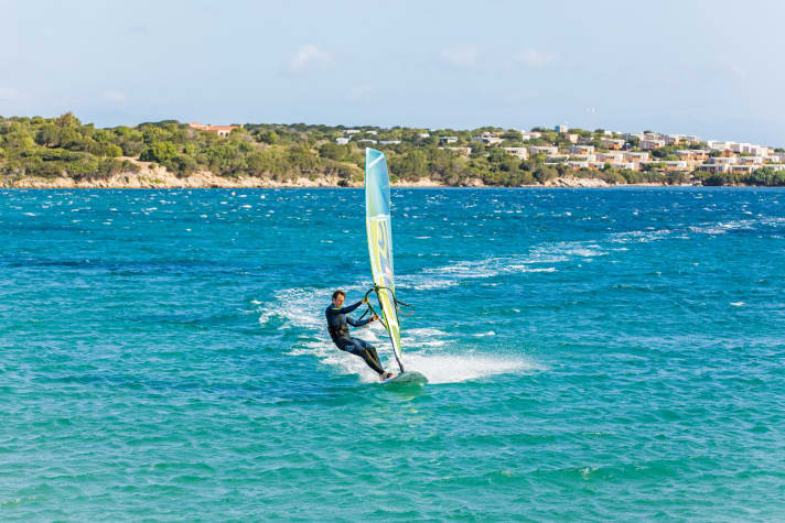 For a good power jibe, you have to drop a little beforehand (see lane in the picture) in order to have enough speed.