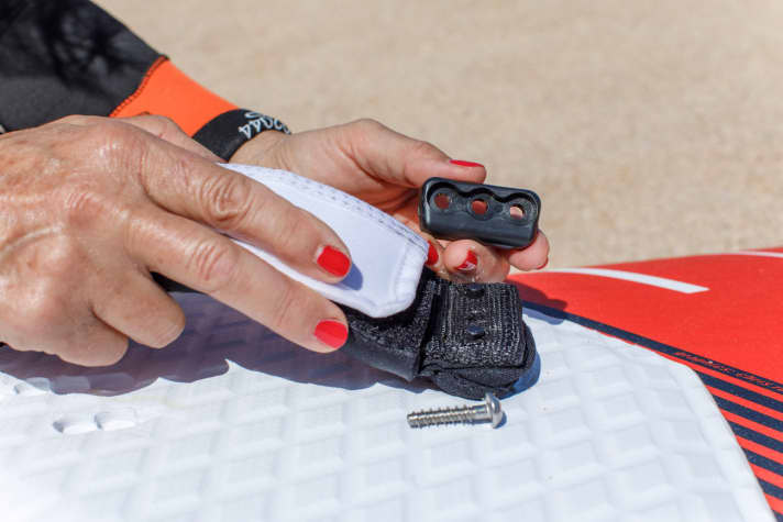 Die Montageplatte (schwarz) ist nicht symmetrisch. Durch Umdrehen kann man die seitliche Breite der Schlaufe anpassen