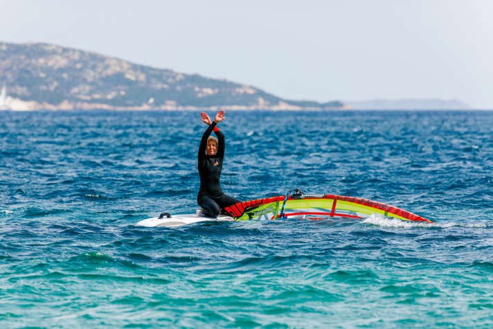 Die “müde Fliege” macht andere Surfer oder Menschen am Strand auf dich aufmerksam