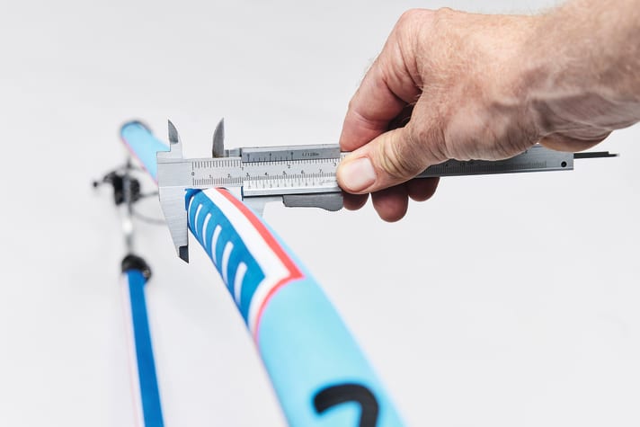 Because the manufacturer's specifications for the bar diameter refer to the bare tube, we measured all forks in the grip area.