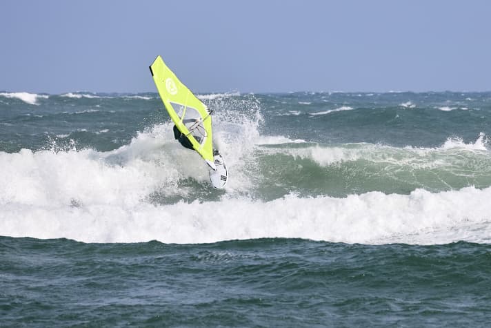 Der Naish Global Quad ist gleitstark, erlaubt aber trotzdem variable Turns bei moderaten Wellenhöhen