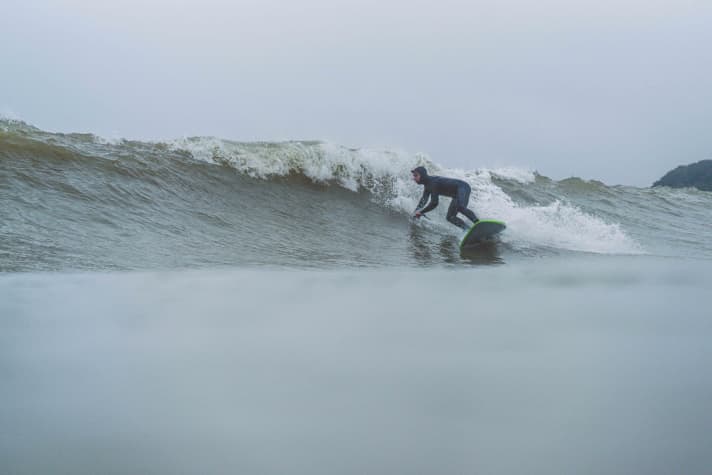 In winter, a 6 mm wetsuit is also the first choice for SUP in the waves
