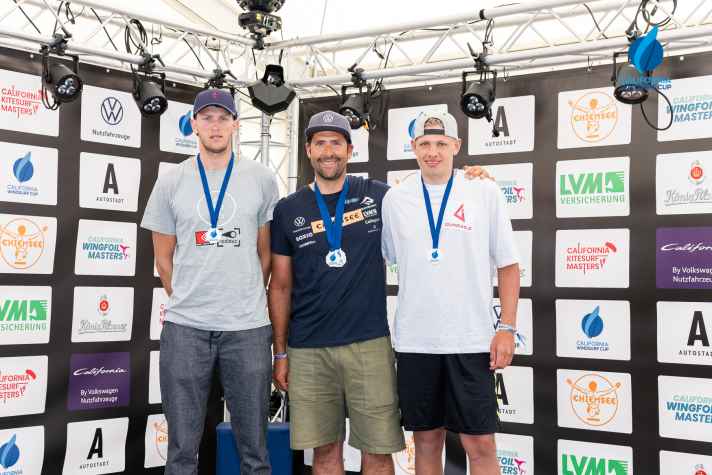 First on the fin, second in foiling: Vincent Langer wins overall ahead of Fabian Wolf (left) and Jonne Heinemann (right).