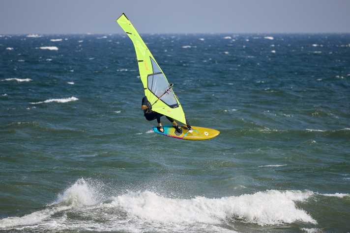 Not just a shape for big waves - the Duotone Grip 4 99 is also fun on the Baltic Sea