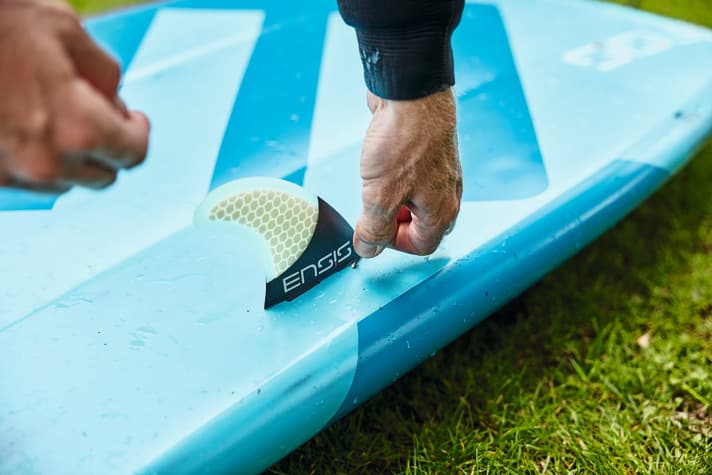 Small fins in the rails act as drift inhibitors