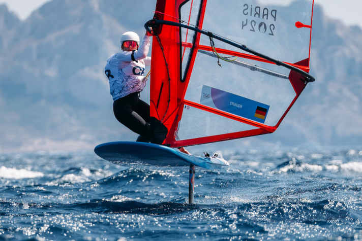 Bei den Olympischen Spielen 2024 fuhr Theresa Steinlein bis auf Platz sechs nach vorne - gerade einmal vier Jahre nach ihren ersten Windsurf-Versuchen.