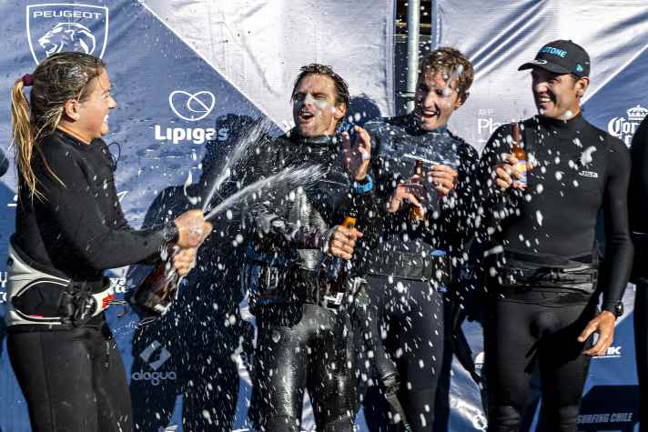 Die wohlverdiente Champagner-Dusche