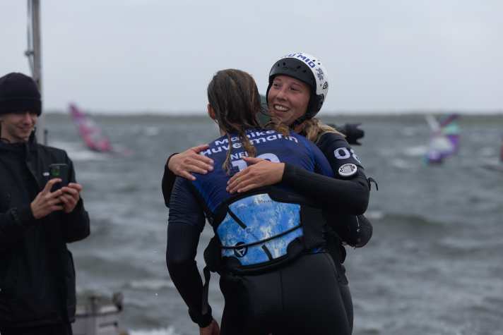 Mit Freundin und Konkurrentin Maaike Huvermann nach dem Finale.