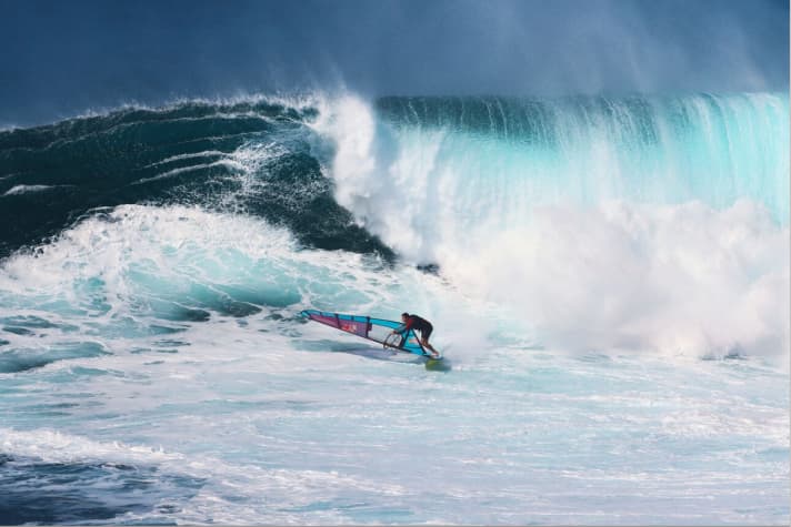 Robby Swift mit einem Jaws Monster im Nacken