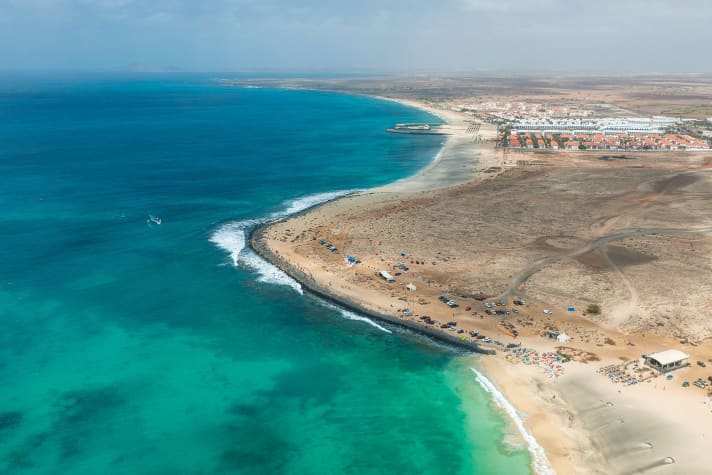 Die Kapverdischen Inseln, auch kurz Kapverden genannt, sind eine Inselgruppe im Atlantischen Ozean. Sie liegen etwa 570 Kilometer vor der afrikanischen Westküste und sind ein Teil von Makaronesien. Seit 1975 bildet das Gebiet der Inseln die unabhängige Inselrepublik Kap Verde. (Wikipedia)