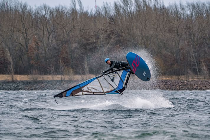 Coallaker Franky hebt ab und fliegt durch einen stylischen Shove-it.
