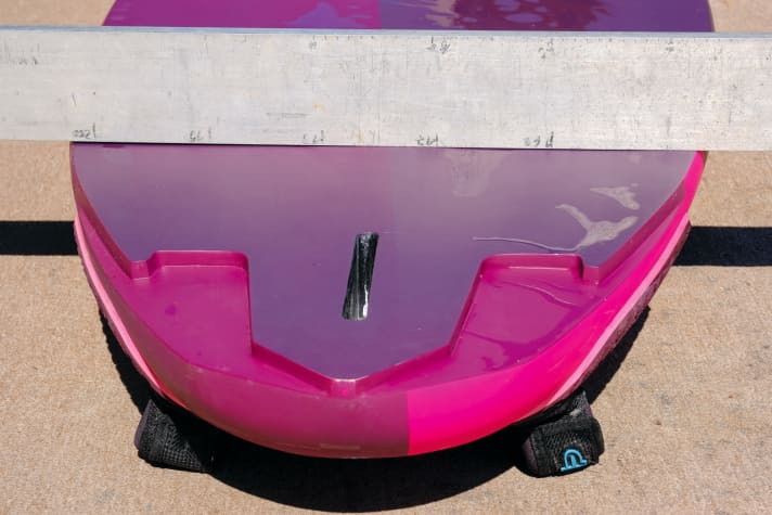 Raceorientierte Boards haben meist deutlich weniger “V” als komfortabel gleitende Freerider