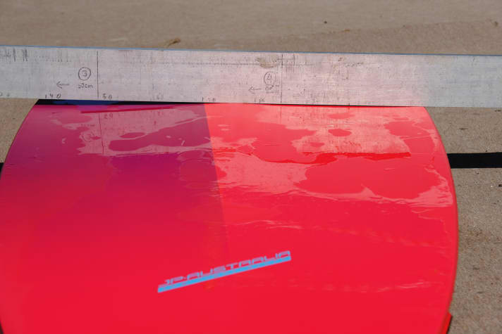 ”V” bezeichnet den angedeuteten Kiel, der Windsurfboards sanfter in den Chop  einsetzen lässt