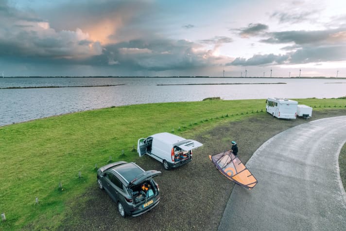 Auflandiger Wind, Stehbereich und eine Wiese zum Aufriggen direkt vor dem Auto – am Grevelingendam werden sich Ein- und Aufsteiger wohl fühlen.