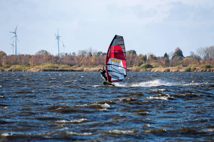 Vor allem Wind aus Süd bis Südwest weht am Großen Meer recht konstant. Auch Aufsteiger surfen hier dank des Stehreviers maximal sicher