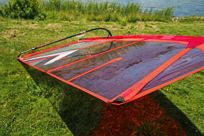 Whilst a normal freestyle or freemove sail has no major disadvantages for trick riding on the foil in sufficient wind, a special foil sail can do a bit more in absolute light winds.