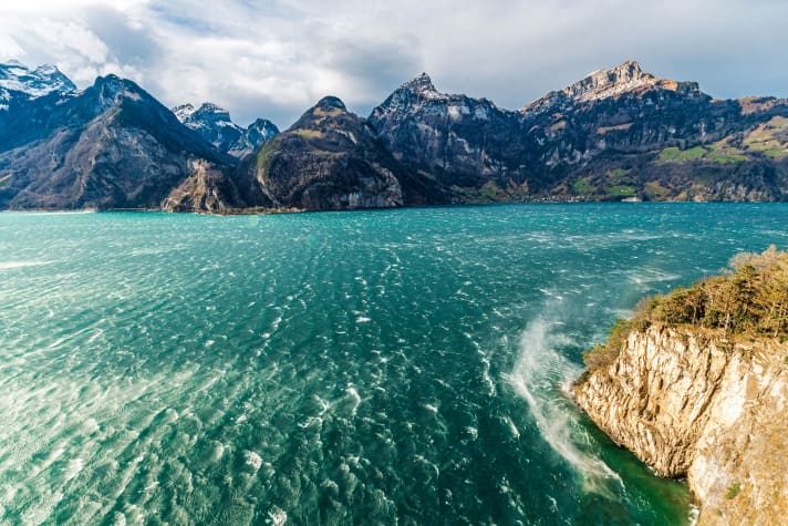 Am Urnersee – dem in Nord-Süd-Richtung gelegene Teil des Vierwaldstätter Sees– schlägt der Föhn mit seiner ganzen Härte zu.