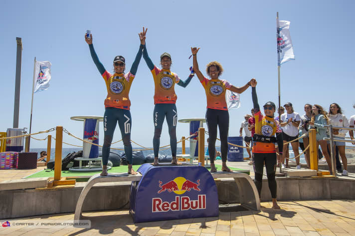Iballa, Daida, Sarah-Quita and Justyina at the award ceremony.