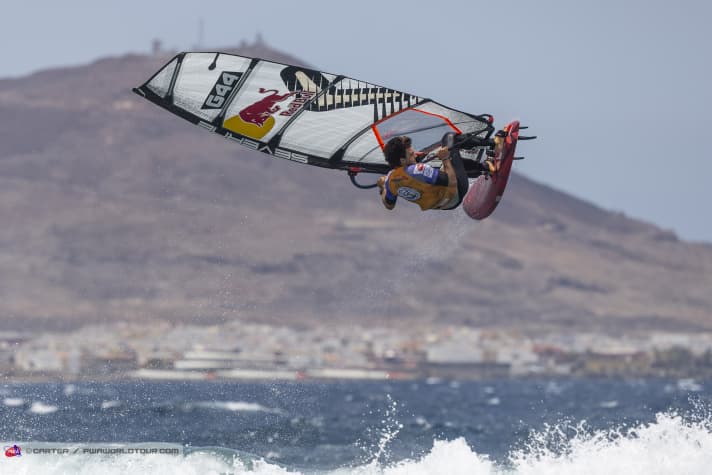 Philip Köster can blindly rely on his double loop at the PWA World Cup in Pozo | Carter/pwaworldtour.com