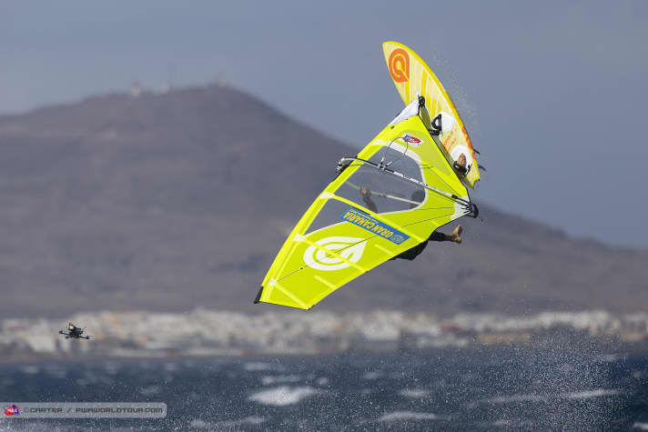 Marcilio Browne underlines his role as (co-)favourite early on.