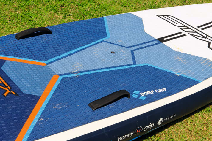 Mast foot thread and non-slip deck make the STX a great children's board