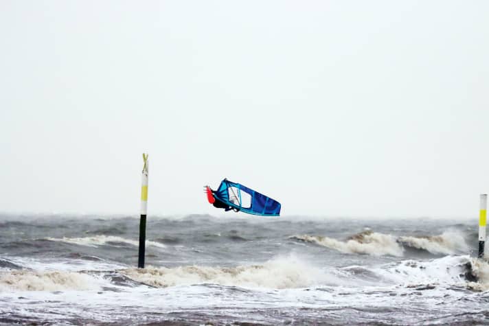 NeilPryde Atlas Pro Sizes: 4.2/4.6/ 5.0/ 5.4/5.8/6.2 square metres | Luff: 376/393/409/ 426/440/455 cm | Boom: 159/165/171/ 177/183/189 cm | Prices: 879-949 Euro