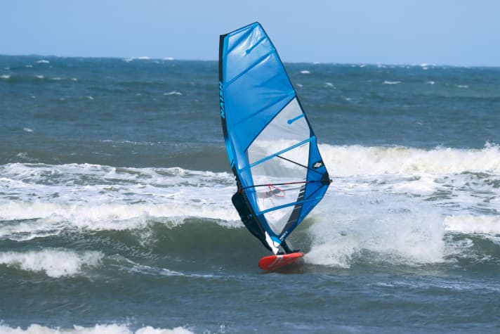 The comparison model: A Naish Force 5 in 5.7 square metres, a thoroughbred wave sail.