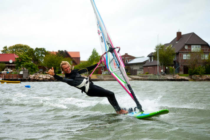 Mit "Surfspot Lemkenhafen" (im Hintergrund) findet man auch ein bestens ausgestattetes Windsurfcenter vor Ort