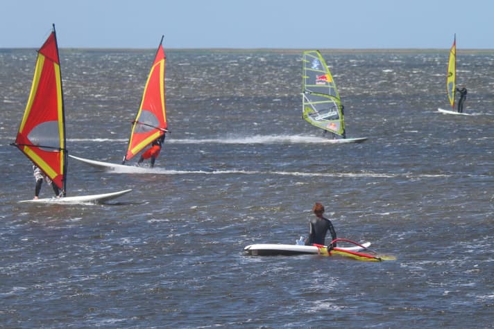 Von den ersten Schritten bis zu Tricks und Hüpfern, Suhrendorf bietet für fast alle  Könnensstufen beste Windsurf-Bedingungen.