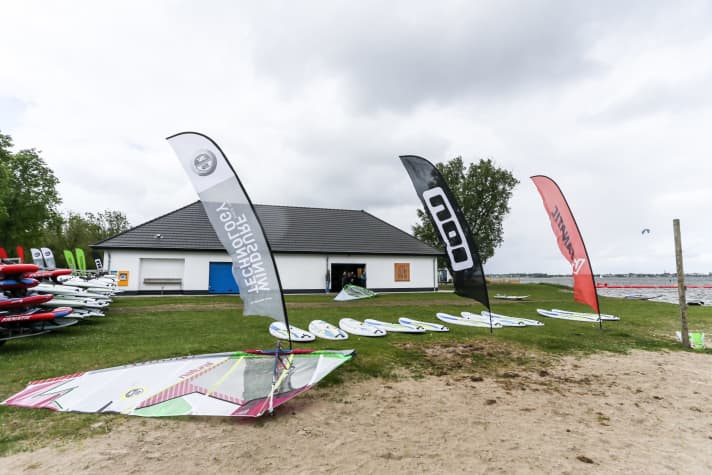 Verleih, Schule, Restaurant und vieles mehr: Strand Horst hat alles, was das Surfer-Herz begehrt.
