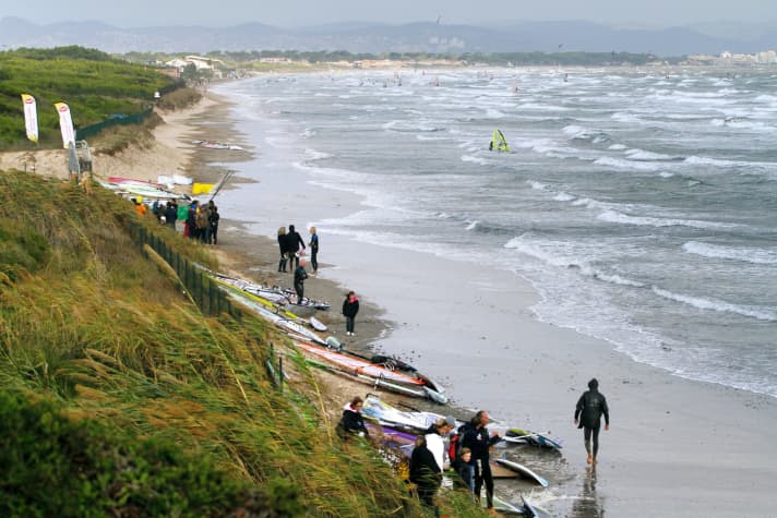 If it is onshore - as here at the Bergerie spot - you can also make your first attempts in the waves. If it gets too wild, you can also find laboratory flat water a stone's throw away on the leeward side of the headland.