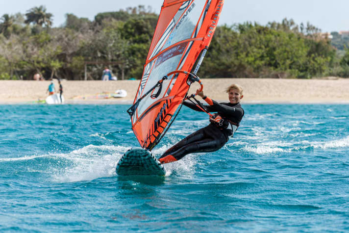 Ins Trapez eingehakt, kann man die Arme entlasten