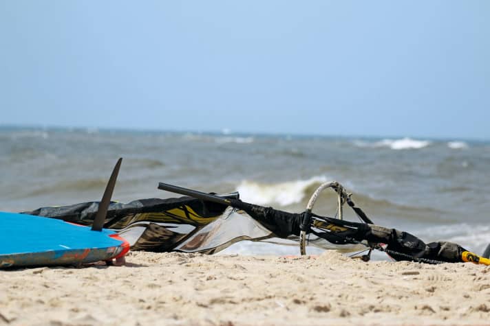 Long fingers, crashes on the water or a rough exit over the rocks - windsurfing equipment and owners sometimes have to suffer.