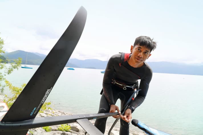   Mysterious flying objects sighted. Tiesda You, Starboard Foil head developer, explains the function of the components (here at Walchensee with the latest 1000 race wing that makes Sebastian Kördel, among others, so fast).