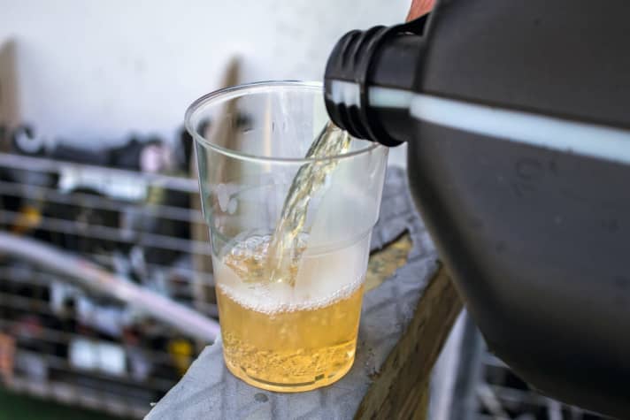 Etwa 1/4 Liter Benzin abmessen.