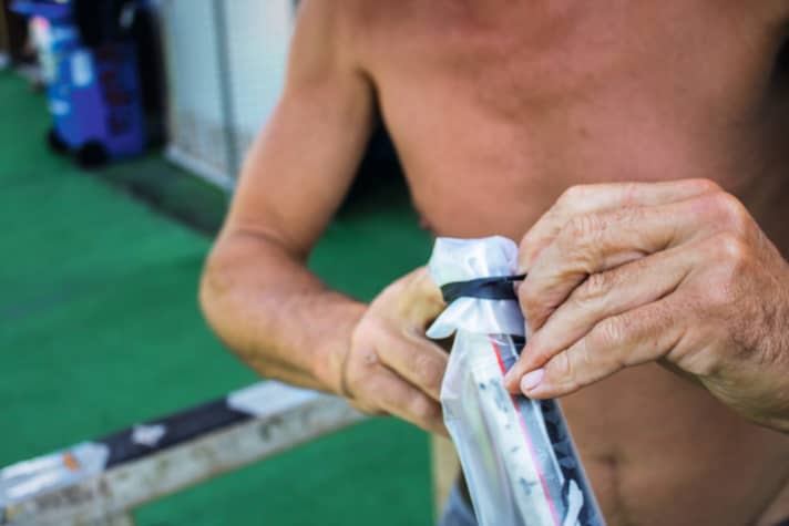 The second opening is then sealed as airtight as possible. Ciba uses a narrow strip of an old bicycle inner tube as a well-holding rubber.