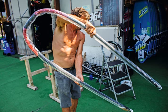 Das Benzin wird gut im Schlauch verteilt und die Gabel dann in die Sonne gelegt.