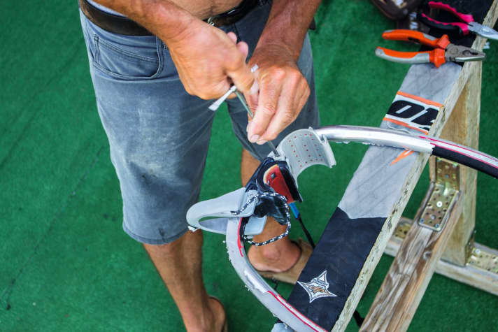 The tools required depend on how your fork is bolted. This is used to remove all attachments from the fork. Glued Varioclips can possibly be loosened under very hot water.