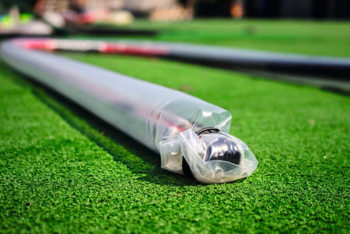 Der Schlauch bläht sich schnell auf – ein gutes Zeichen, dass der chemische Prozess beginnt.