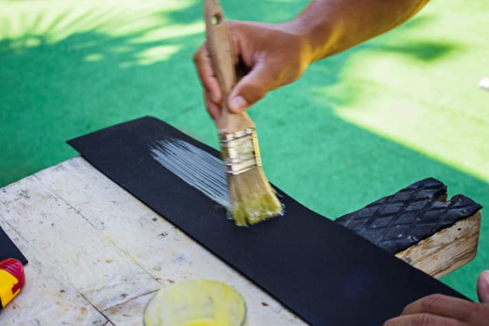 Anschließend sorgfältig den Belag einseitig und ...