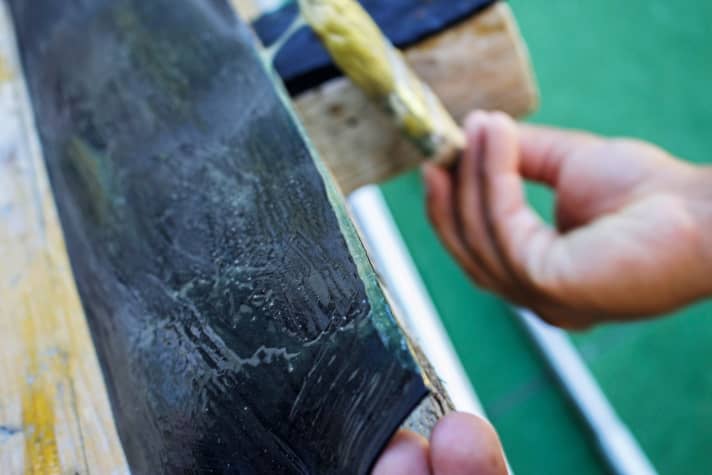 Beim Belag auch eine Längskante gut mit Kleber bestreichen.