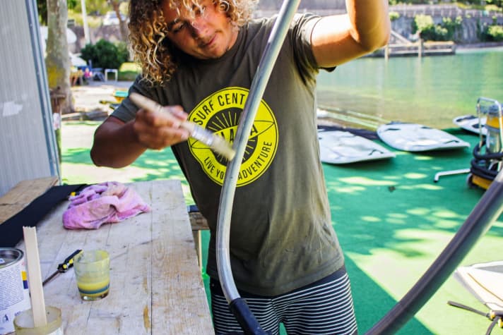 ...die Gabel rundum mit Kleber einpinseln.